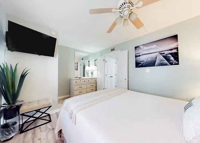 Surf & Racquet Club #505a *